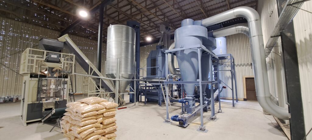 Linia do produkcji pelletu, maszyna pakująca pellet, silos na pellet, chłodnica pelletu, aspracja, przesiewacz pelletu