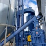 młyn bijakowy, magnes do wychwytywania metali nad młynem, silos na trociny z wygarniaczem, podajnik kubełkowy do transportu trocin