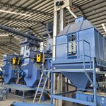 urządzenia do granulacji trociny w pellet takie jak dwa granulatory marki munch model RMP 850, podajniki do transportu pelletu, chłodnica do chłodzenia pelletu, przesiewacz do przesiania pelletu