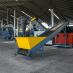 podajnik tasmowy do transportu odpadów drzewnych do rębaka, rębak do rzodrabniania odpadów drzewnych na zrębki