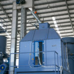 chłodnica do chłodzenia pelletu, podajnik kubełkowy ze stali kwasoodpornej do transportu gorącego pelletu do chłodcniy, system wykrywania i gaszenia iskier zamontowany na rurze pomiedzy podajnikiem kubełkowym a chłodnicą