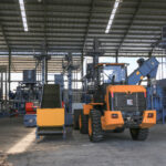 urządzenia do rozdrabniania suchcych odpadów drzewnych na trociny, podajnik taśmowy do transportu odpadów drzewnych do rębaka, rębak, młyn bijakowy, ruchoma podłoga do magazynowania rozdrobnionych odpadów drzewnych