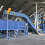 podajniki łańcuchowe transportujące surowiec od i do młyna bijakowego, zbiornik zasypowy wilgotnych trocin do suszarni