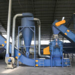 urządzenia do rozdrabniania zrębki na trociny takie jak, młyn bijakowy o mocy 200 kW, podajniki łańcuchowe do trnsportu surowca do i od młyna bijakowego