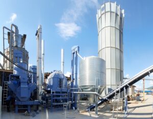 linia do produkcji pelletu z suchcych trocin o wydajnosci 2,5 t na godzinę. na zdjęciu widać granulator marki Munch model RMP 650, podajniki do transportu pelletu takie jak łańcuchowe, kubełkowe i tasmowe, chłodnica pelltu