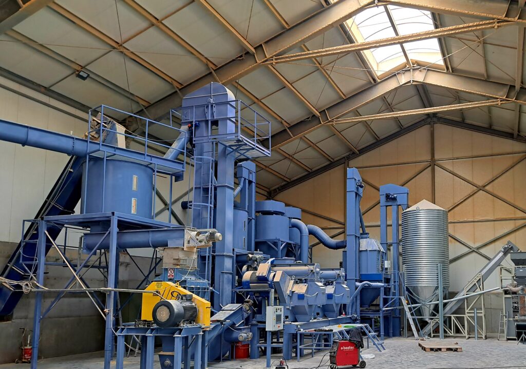 linia do produkcji pelletu, granulator marki Munch model RMP 520, chłodnica pelletu, silos na pellet, maszyna do pakowania pelletu w małe worki foliowe