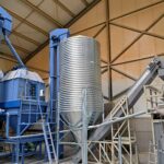 linia do produkcji pelletu, chłodnica do pelletu, przesiewacz do przesiania pelletu, silos na pellet, podajnik taśmowy do transportu pelletu do maszyny pakującej