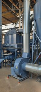 układ aspiracji pary z chłodnicy, chłodnica pelletu i przesiewacz do przesiania pelletu