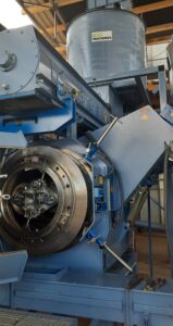 urządzenia do granulacji takie zbiornik z mieszadłem, kondycjoner, granulator oraz podajnik łańcuchowy do transportu pelletu