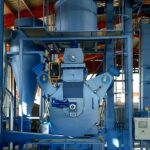 Eimerförderer für den Transport von Sägemehl zu einem Tank mit Mischer, Granulator mit Aufbereiter, Kettenförderer für den Transport von Pellets aus dem Granulator