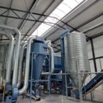 Granulationslinie, das Foto zeigt das Dampf- und Staubansaugsystem bestehend aus Rohren, Zyklonen und Ventilatoren. ein Pelletsi