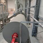 Herd mit Gasbrenner neben dem Trockenraum