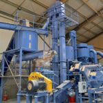 Pellet-Produktionslinie, Schlagmühle, Metallfänger vor der Schlagmühle, Schneckenförderer und Eimerförderer für den Sägemehltransport