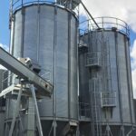 Silos für die Lagerung und den Transport von Pellets.