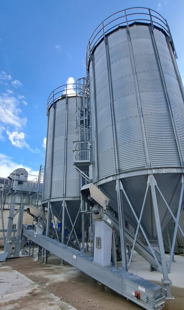 Silos zur Pelletlagerung und Zubringer für den Pellettransport