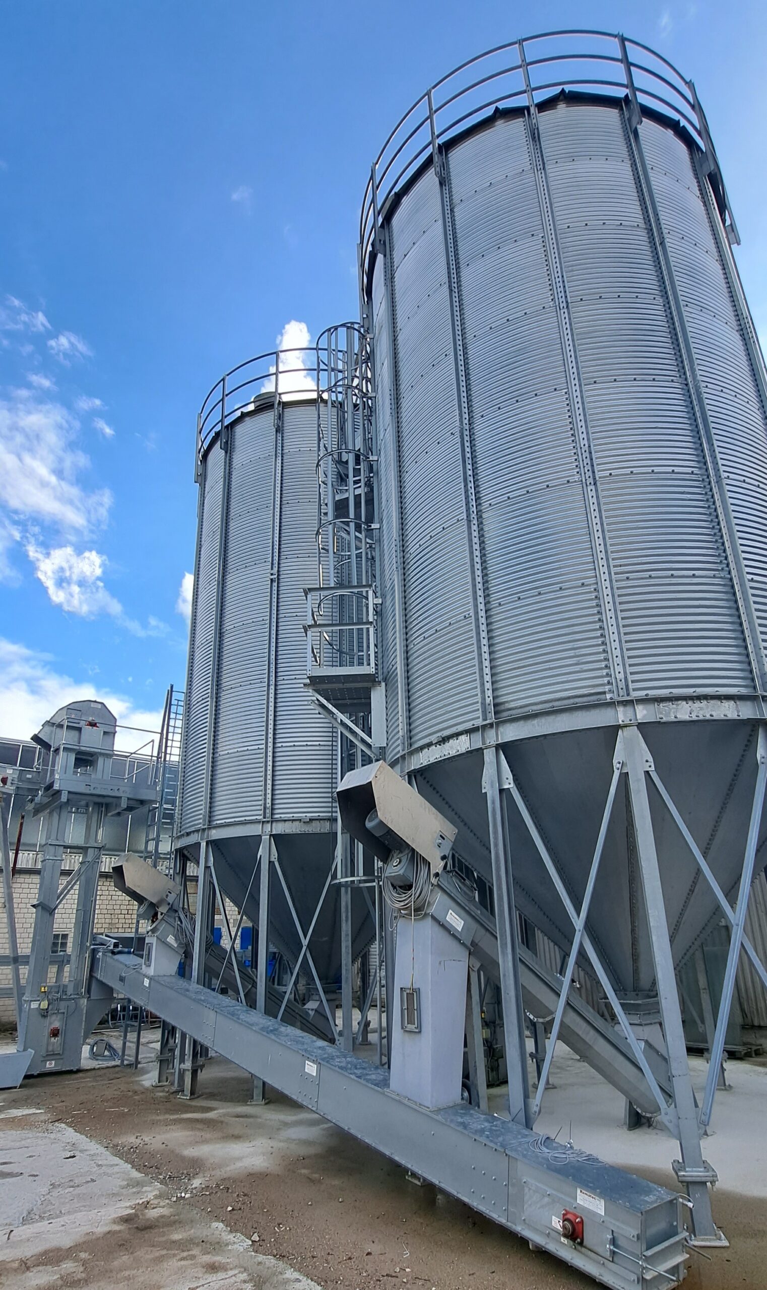 Silos zur Pelletlagerung und Zubringer für den Pellettransport