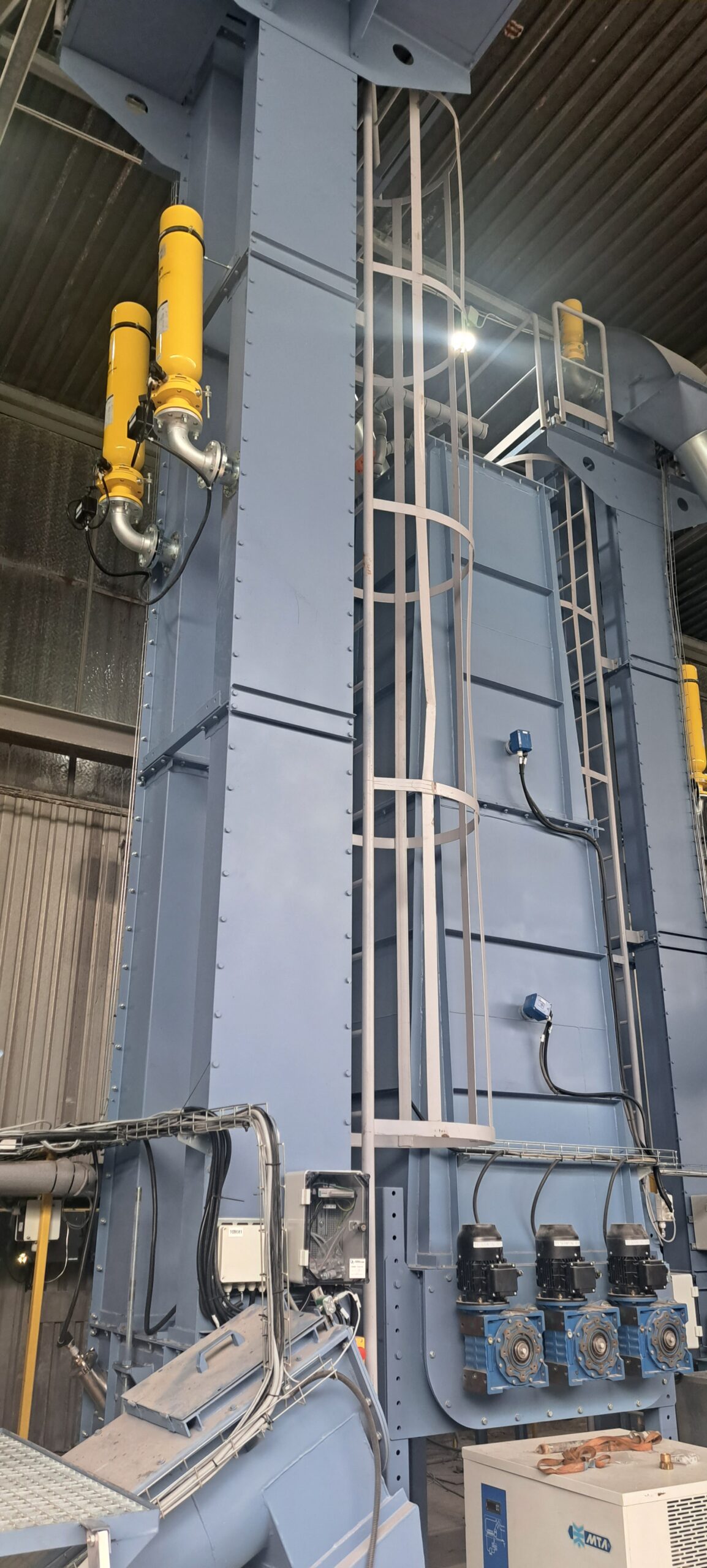 a bucket feeder for transporting sawdust and a buffer silo for sawdust