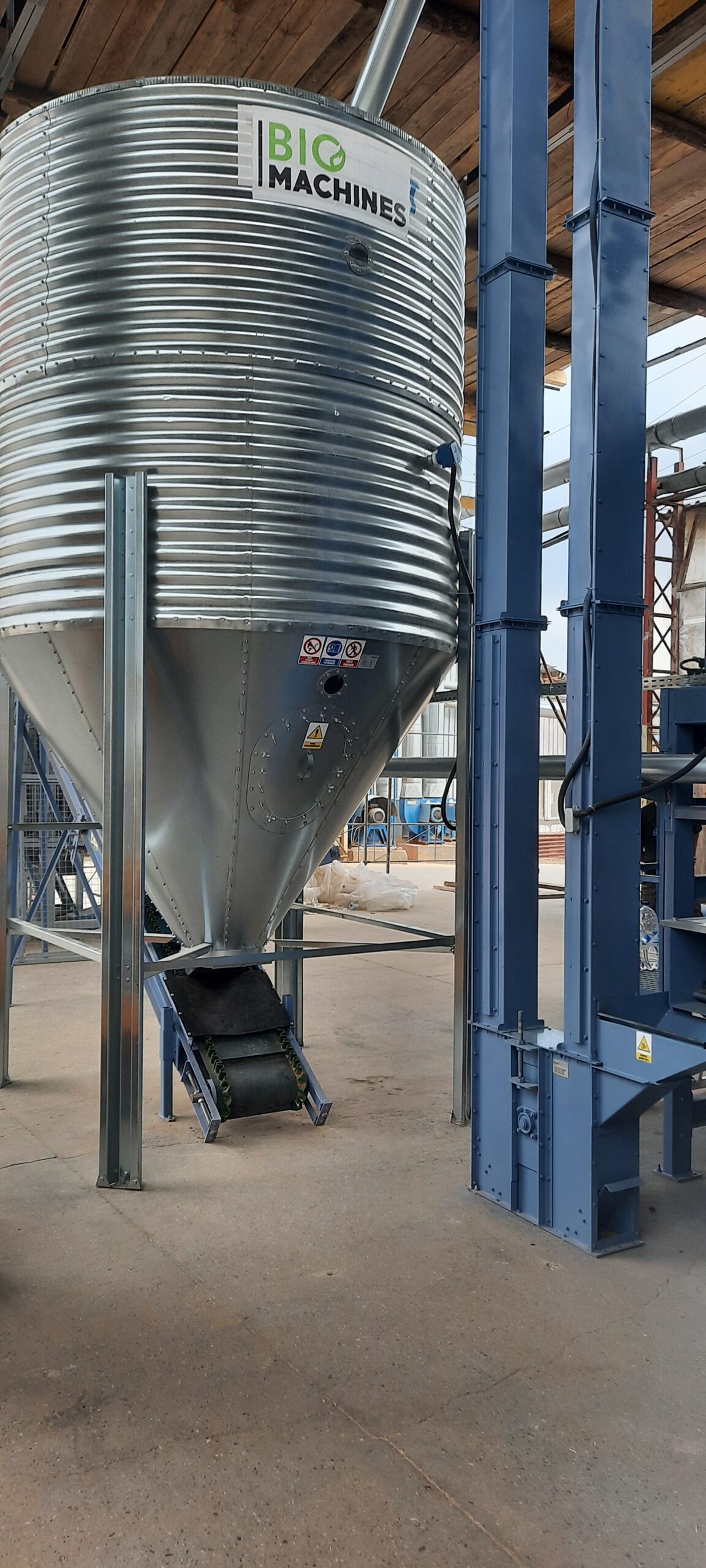bucket feeder for transporting pellets to the silo and pellet silo