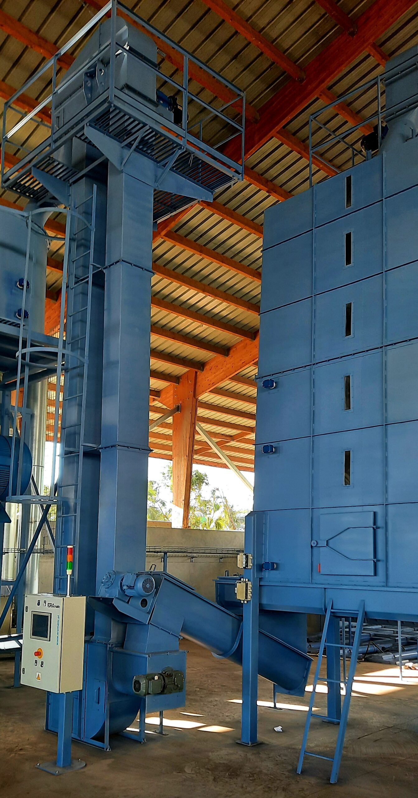 buffer tank for sawdust followed by a screw and bucket feeder for sawdust transport, control panel