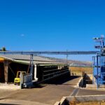 chain feeder for transporting sawdust from the drying line to the pelleting line