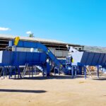 devices for crushing wood chips and drying sawdust, such as hoppers for wood chips and sawdust, feeders for transporting raw mat