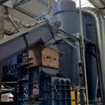 eine Hammermühle und ein Magnet zum Auffangen von Metallen