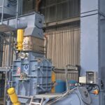 eine Mühle zum Mahlen von Sägemehl und Zuführungen zum Transport von Sägemehl