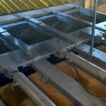 moving floor, actuators in the moving floor and a chain feeder for transporting raw materials