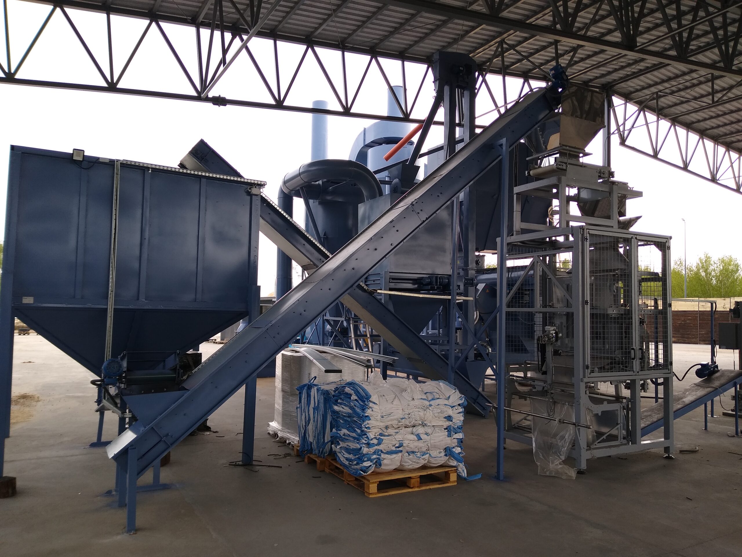 silos na pellet oraz maszyna do pakowania pelletu