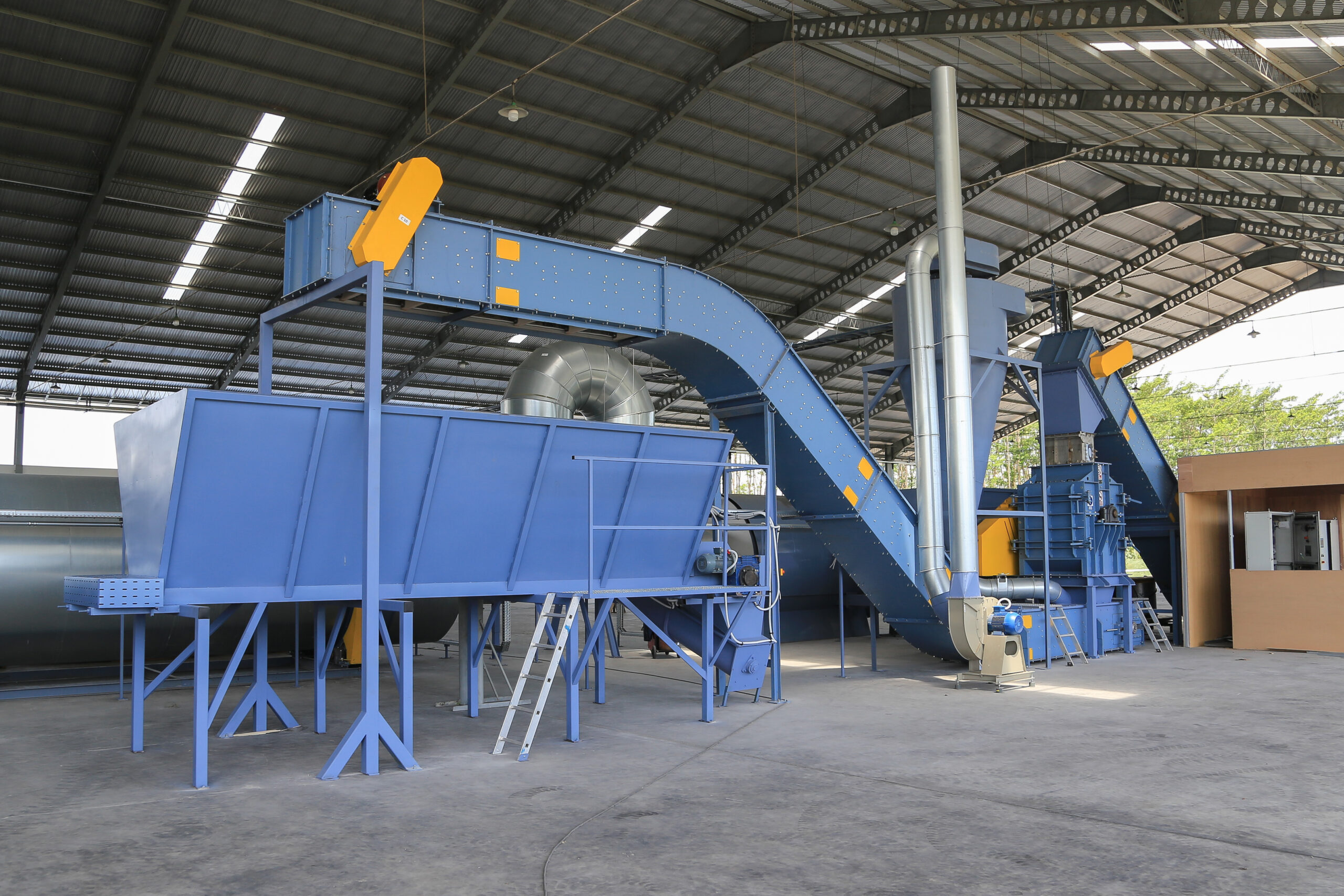 chain feeders transporting raw material from and to the hammer mill, hopper for moist sawdust to the dryer