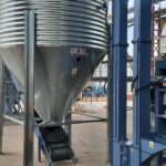 bucket feeder for transporting pellets to the silo and pellet silo